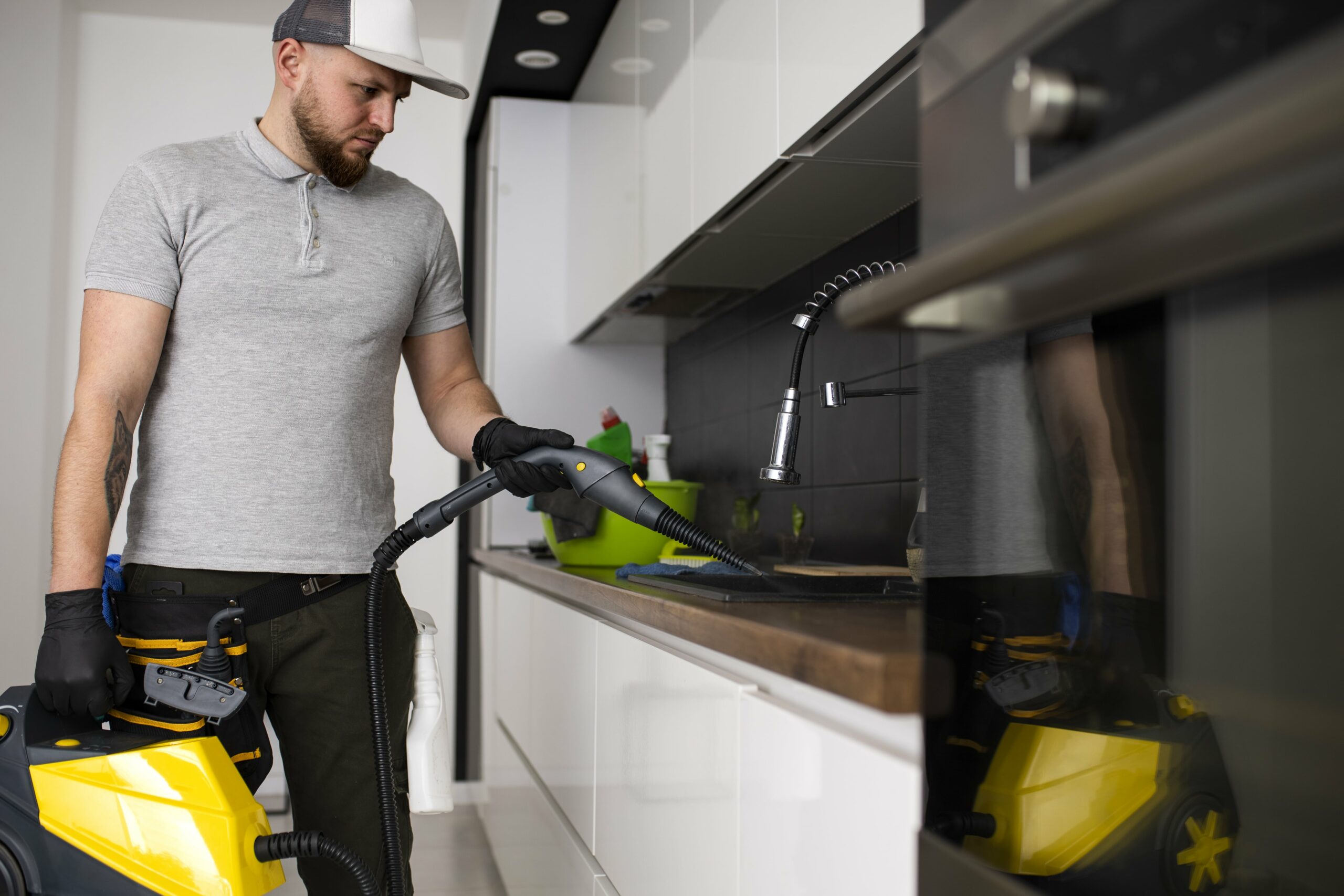 nettoyage professionnel de cuisine moderne à Bordeaux par AS Auto Nettoyage au moyen d’un nettoyeur vapeur,