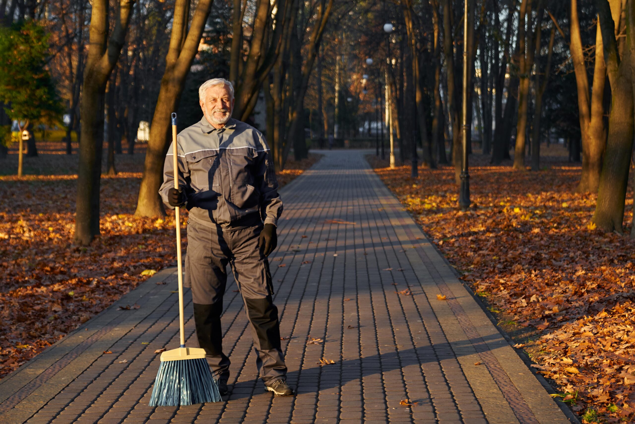agent AS Auto Nettoyage nettoyant une allée de parc à Bordeaux au milieu des feuilles d’automne,